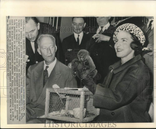 1962 Press Photo Princess Liliane deRethy holds monkey, gift from husband