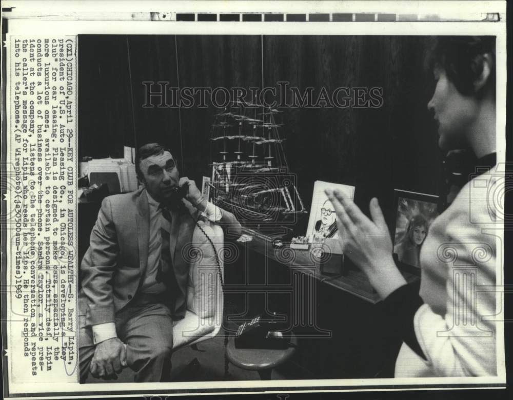 1969 Press Photo Barry Lipin and Sandra Taylor of US Auto Leasing conduct calls