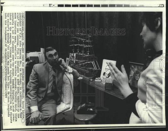 1969 Press Photo Barry Lipin and Sandra Taylor of US Auto Leasing conduct calls