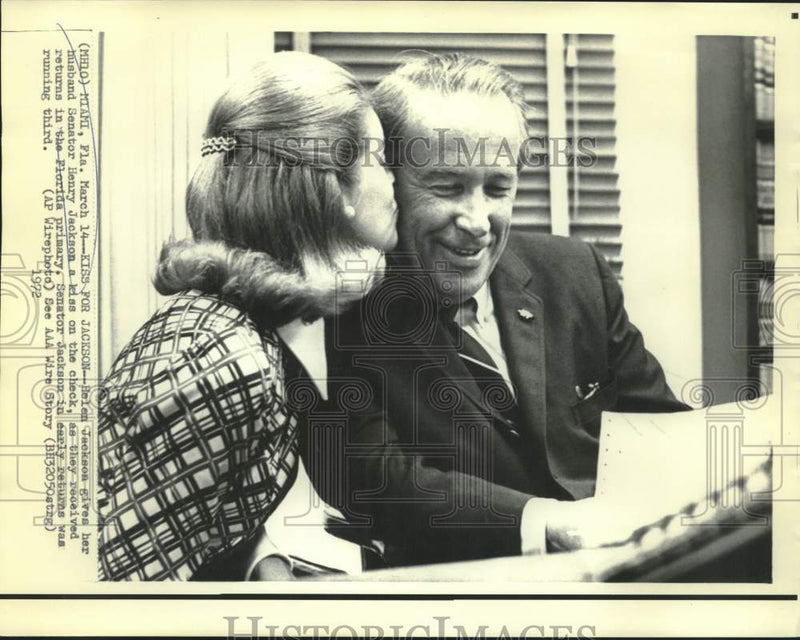 Load image into Gallery viewer, 1972 Press Photo Helen Jackson gives husband Senator Jackson a kiss on cheek
