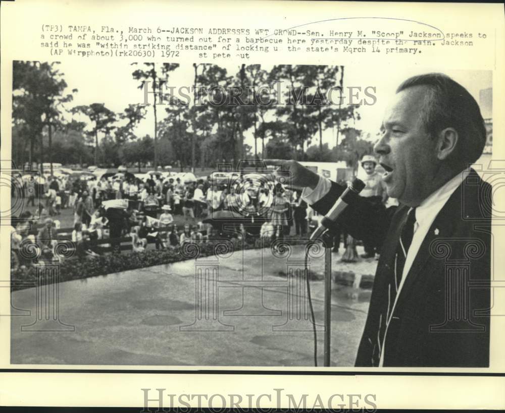 1972 Press Photo Senator Henry Jackson addresses wet crowd in Tampa, Florida