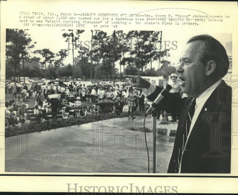 Load image into Gallery viewer, 1972 Press Photo Senator Henry Jackson addresses wet crowd in Tampa, Florida
