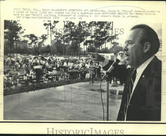 1972 Press Photo Senator Henry Jackson addresses wet crowd in Tampa, Florida