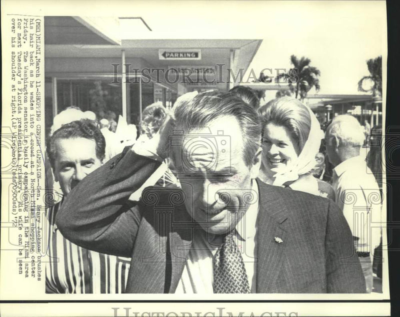 Load image into Gallery viewer, 1972 Press Photo Senator and Mrs. Jackson campaign at Miami shopping center
