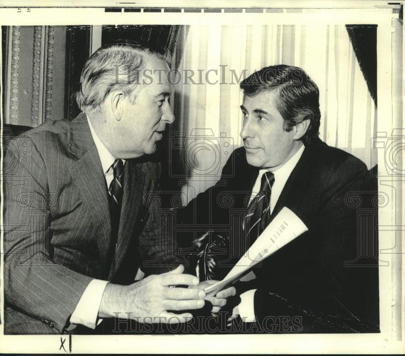 Load image into Gallery viewer, 1973 Press Photo Senators Jackson and Gravel chat in Washington. - now16791
