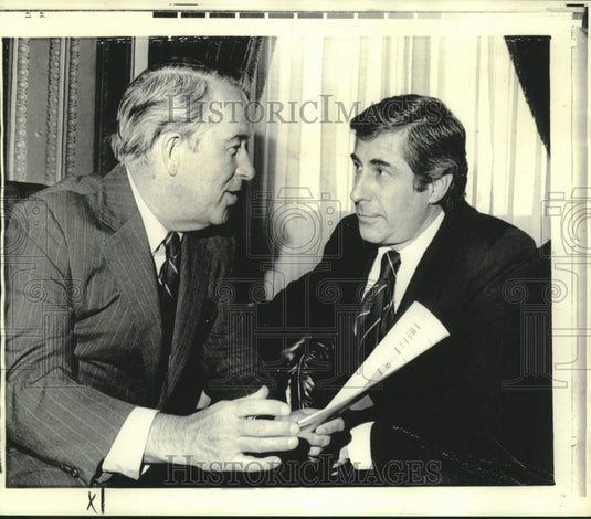1973 Press Photo Senators Jackson and Gravel chat in Washington. - now16791