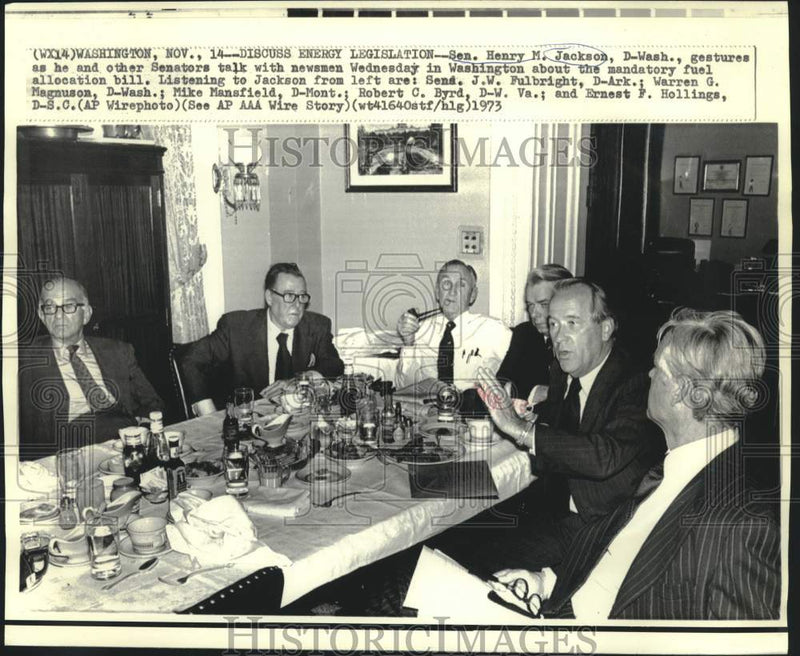 Load image into Gallery viewer, 1973 Press Photo Senator Henry Jackson and other Senators with newsmen
