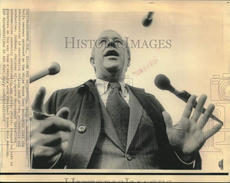 Load image into Gallery viewer, 1974 Press Photo Senator Henry Jackson with newsmen on White House lawn
