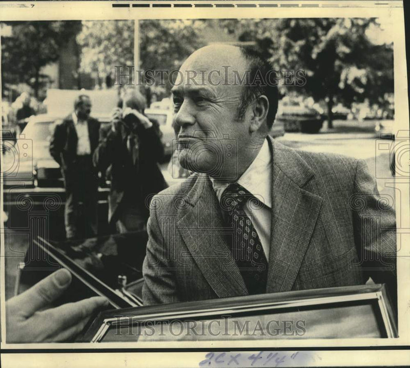 Load image into Gallery viewer, 1973 Press Photo White House adviser Melvin Laird with newsmen in Washington
