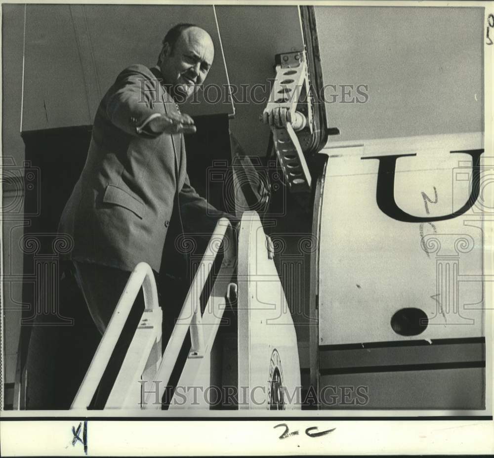 1972 Press Photo Defense Secretary Laird board Air Force plane at Andrews AFB.