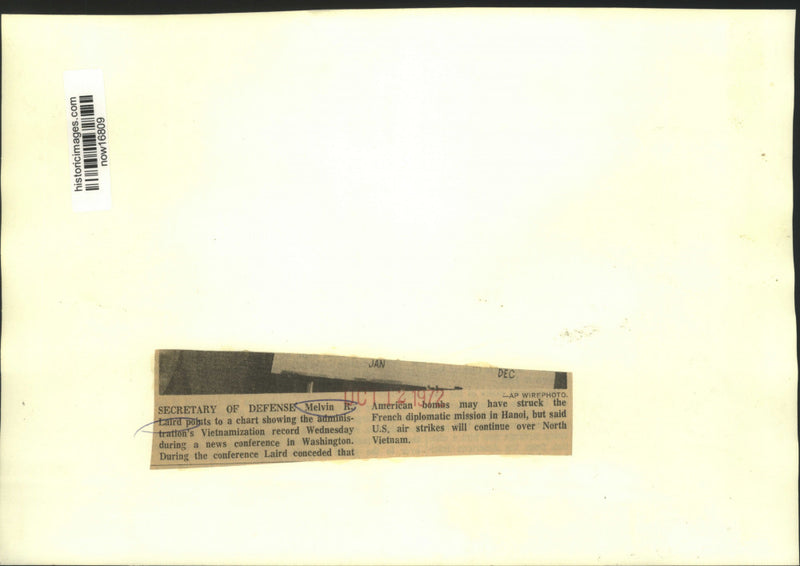 Load image into Gallery viewer, 1972 Press Photo Defense Secretary Laird points to chart at press conference
