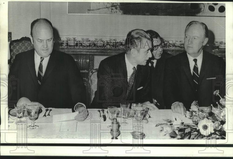Load image into Gallery viewer, 1969 Press Photo Defense Secretary Laird checks luncheon menu while others talk

