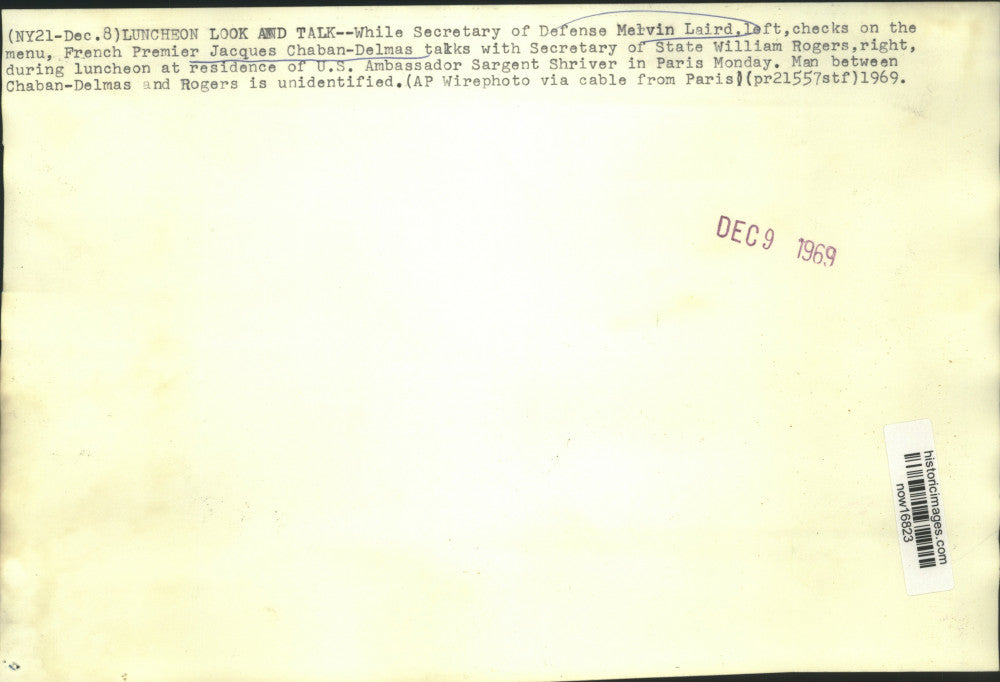 1969 Press Photo Defense Secretary Laird checks luncheon menu while others talk