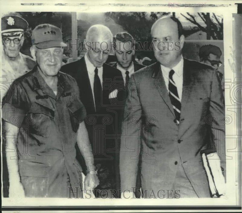 Load image into Gallery viewer, 1969 Press Photo Defense Secretary Laird and others at Saigon's Tan Son Nhut AFB
