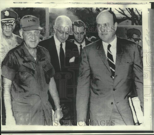 1969 Press Photo Defense Secretary Laird and others at Saigon's Tan Son Nhut AFB