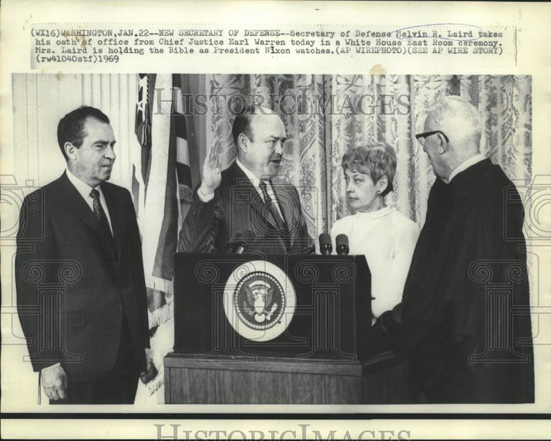 Load image into Gallery viewer, 1969 Press Photo Melvin Laird takes oath of Defense Secretary as others watch
