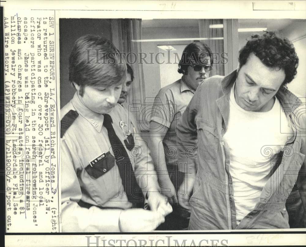 1975 Press Photo Edward Richard Jones, Jr. returned to jail by Officer Prator