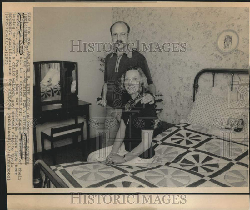 Load image into Gallery viewer, 1975 Press Photo Virginia-David &amp; Elizabeth Jones wait at home to adopt a child
