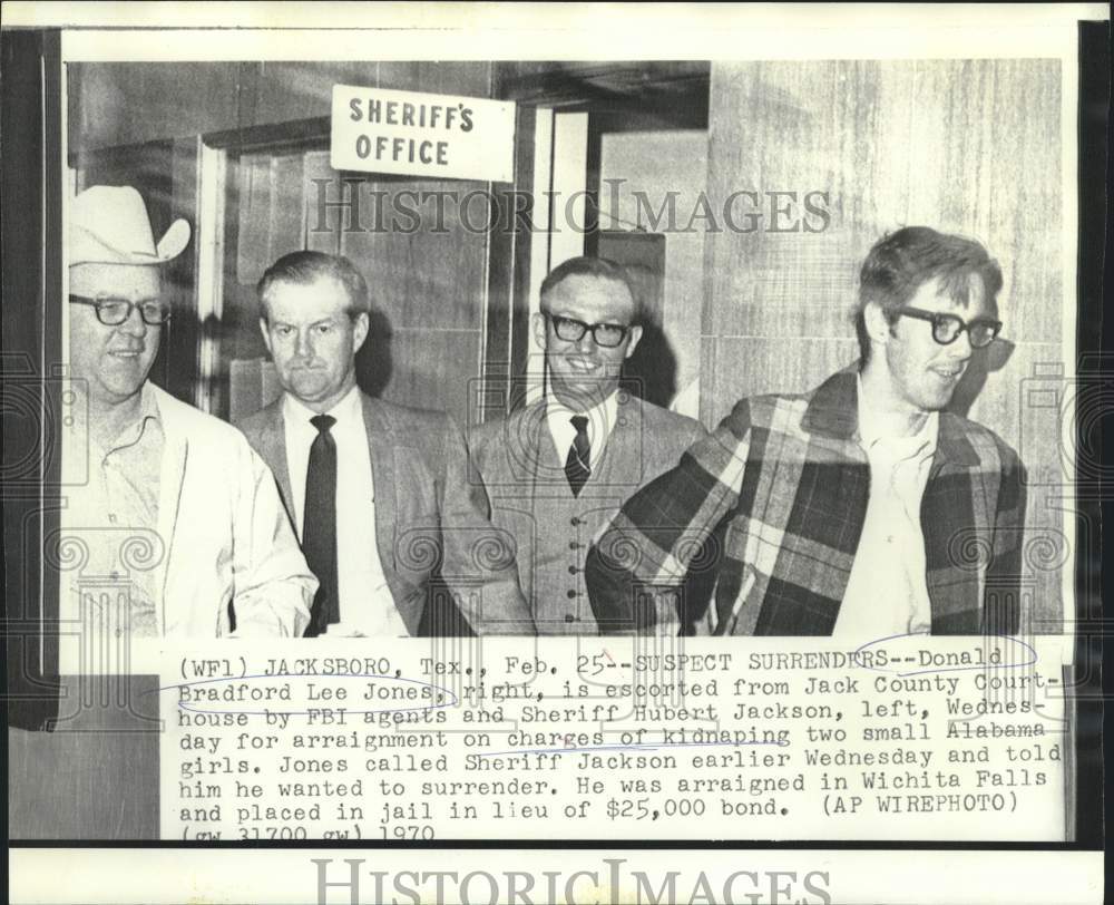 1970 Press Photo Kidnapping suspect Donald Jones surrenders in Texas - now16859