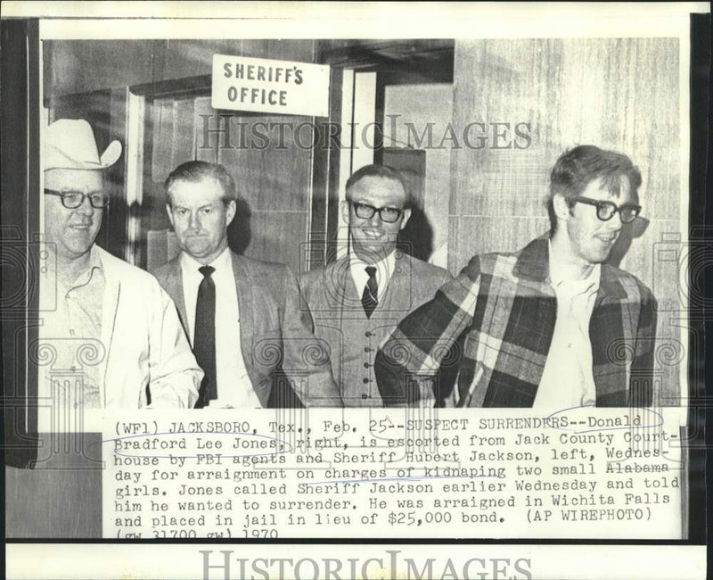 Load image into Gallery viewer, 1970 Press Photo Kidnapping suspect Donald Jones surrenders in Texas - now16859
