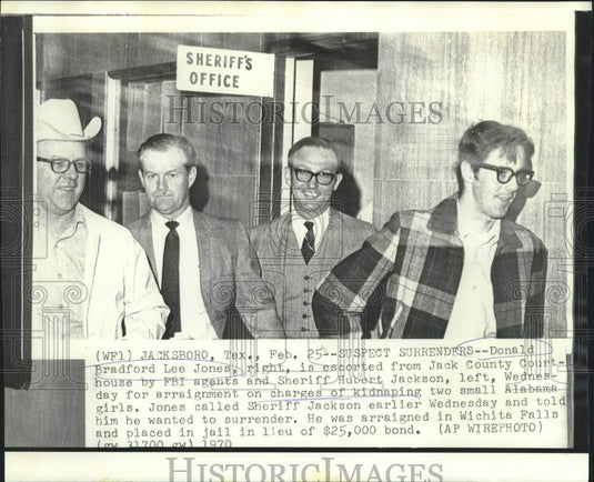 1970 Press Photo Kidnapping suspect Donald Jones surrenders in Texas - now16859