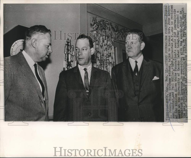 Load image into Gallery viewer, 1963 Press Photo Jenkin Jones and others at journalism event in Lawrence, KS
