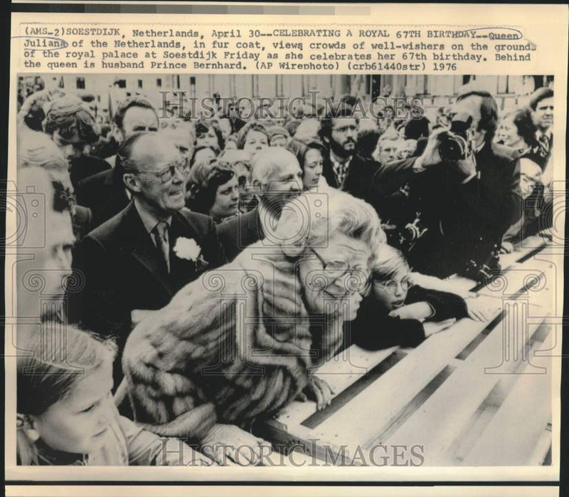 Load image into Gallery viewer, 1976 Press Photo Netherlands Queen Juliana viewing crowd on her 67th birthday
