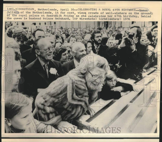 1976 Press Photo Netherlands Queen Juliana viewing crowd on her 67th birthday