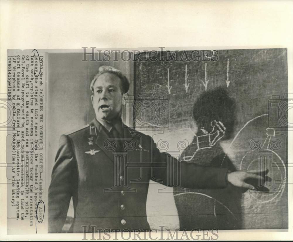1965 Press Photo Cosmonaut Alexei Leonov at press conference, Moscow, Russia