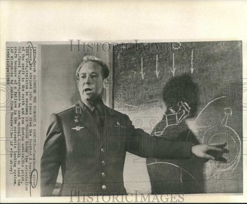 Load image into Gallery viewer, 1965 Press Photo Cosmonaut Alexei Leonov at press conference, Moscow, Russia
