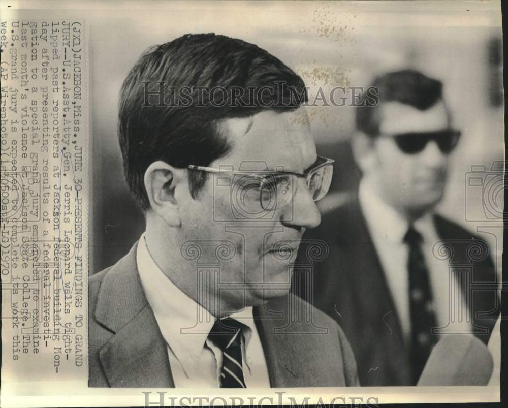 1970 Press Photo Jerris Leonard leaves Jackson Federal Building. - now16936