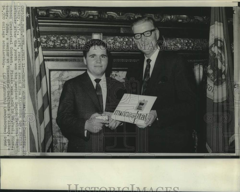 Load image into Gallery viewer, 1968 Press Photo Minnesota Governor LeVander presents oratory award to Cangilos
