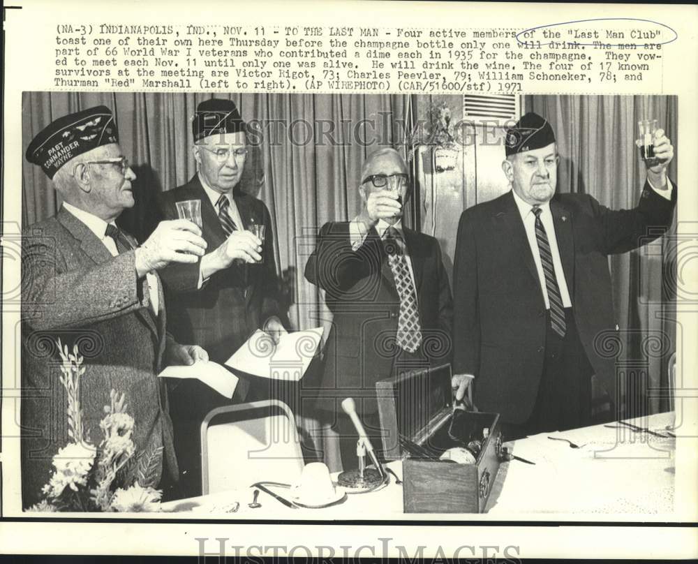 1971 Press Photo &quot;Last Man Club,&quot; members toast before meeting - now16977