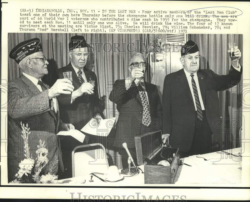 Load image into Gallery viewer, 1971 Press Photo "Last Man Club," members toast before meeting - now16977

