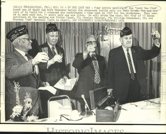 1971 Press Photo "Last Man Club," members toast before meeting - now16977