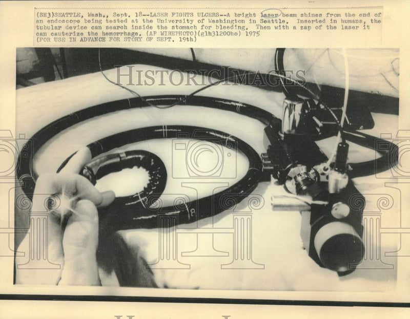 Load image into Gallery viewer, 1975 Press Photo Laser beam at end of endoscope helps fight ulcers - now16989
