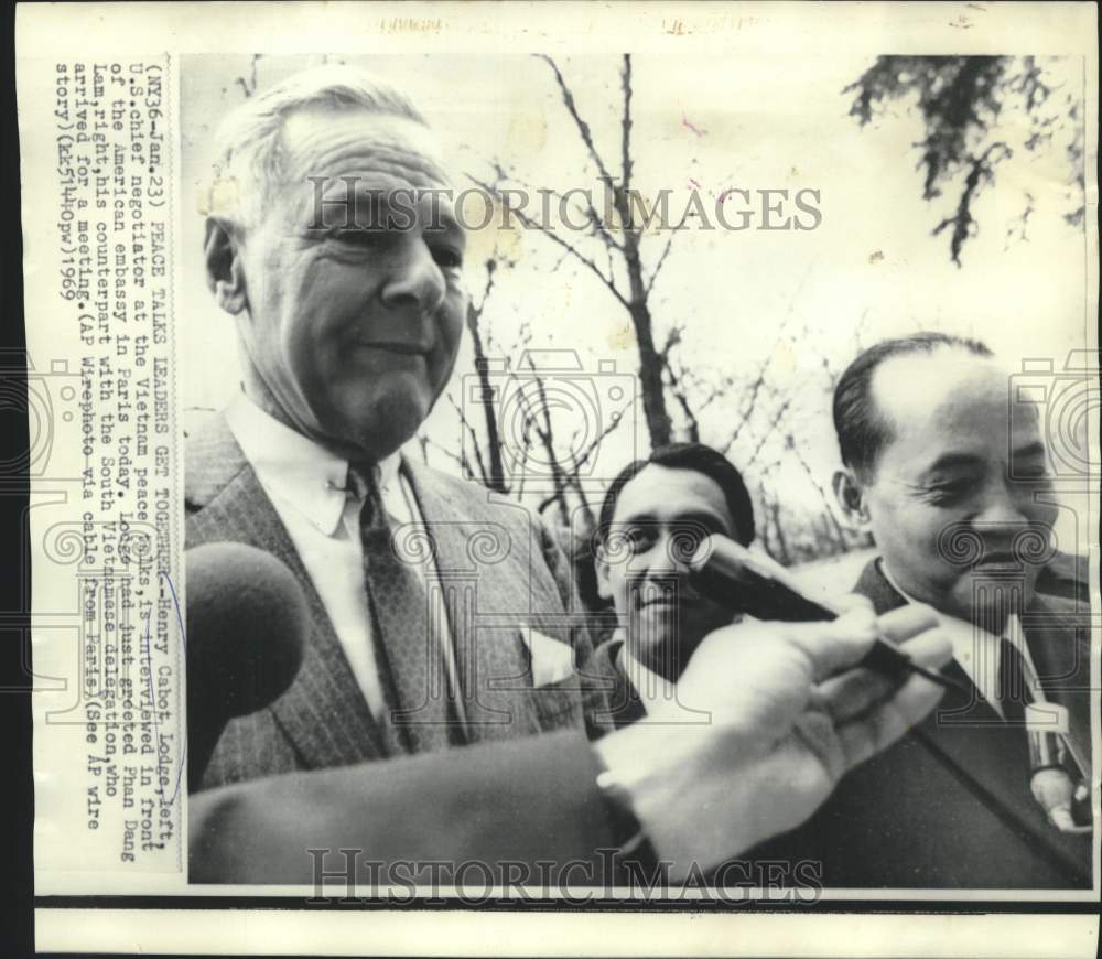 1969 Press Photo Henry Cabot Lodge interviewed at American Embassy in Paris
