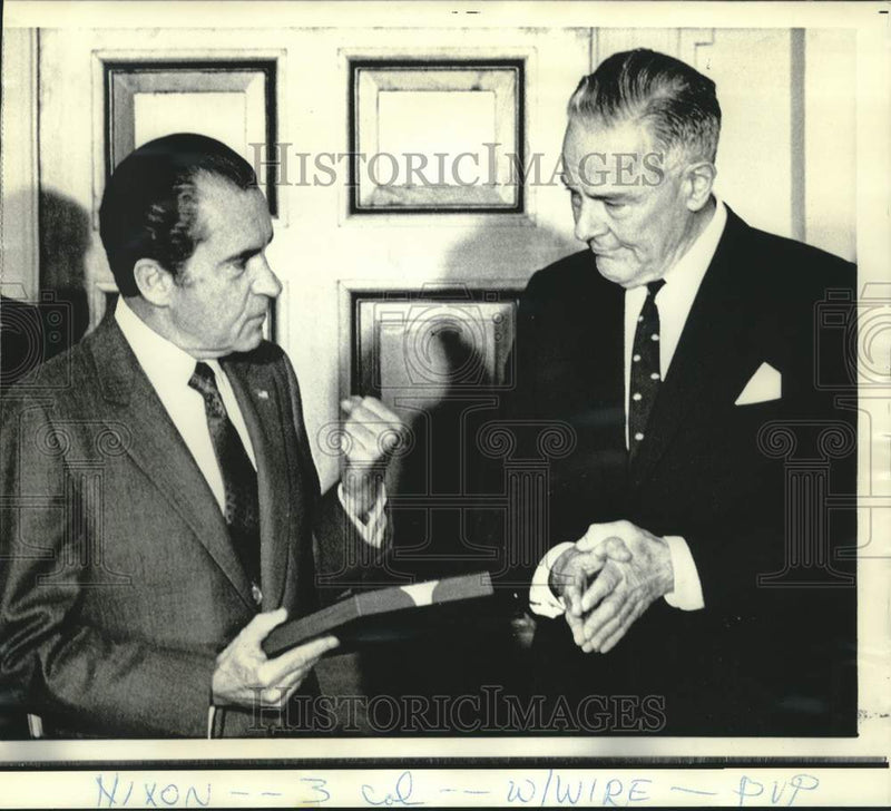 Load image into Gallery viewer, 1971 Press Photo Henry Cabot Lodge presents United Nations report to Nixon
