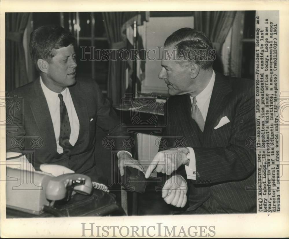 1961 Press Photo President Kennedy and Henry Cabot Lodge confer at White House