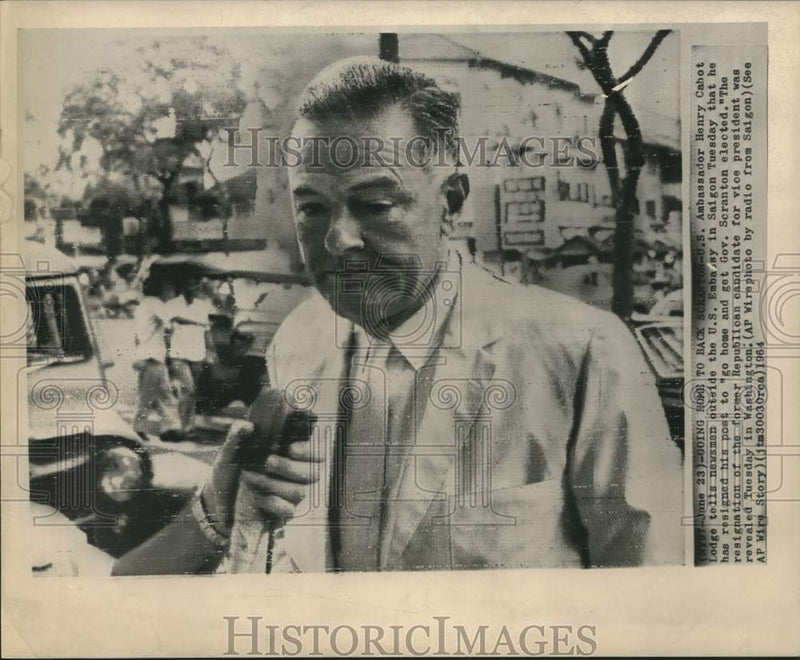 Load image into Gallery viewer, 1964 Press Photo Ambassador Henry Cabot Lodge with newsmen in Saigon - now17079

