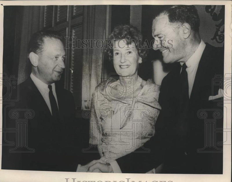 Load image into Gallery viewer, 1964 Press Photo Emily Lodge, wife of Ambassador Henry Cabot Lodge with others
