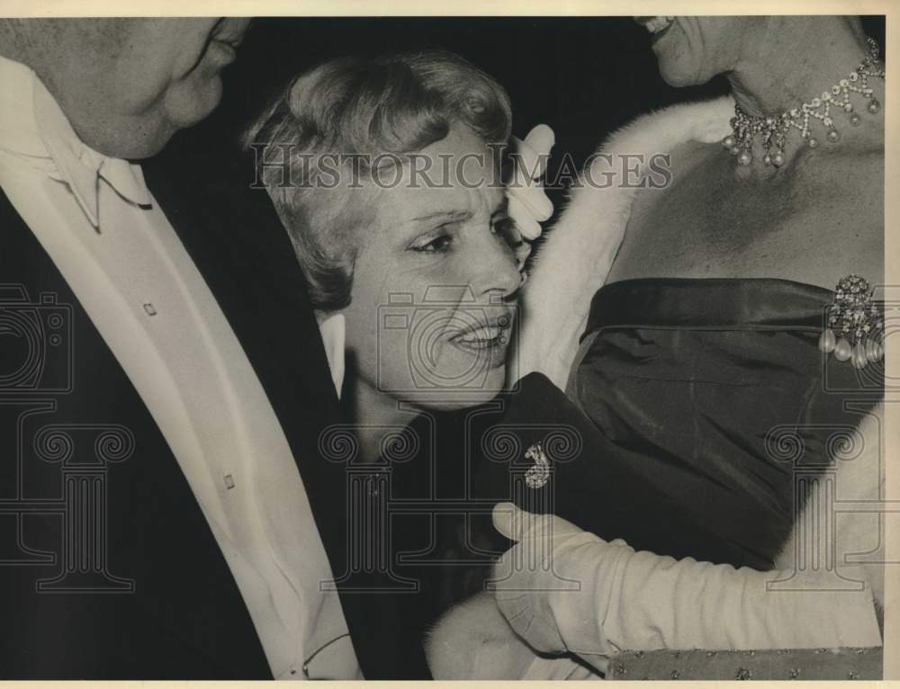 1960 Press Photo Mrs. John Hodge, wife of Spain&#39;s Ambassador-hides at reception.