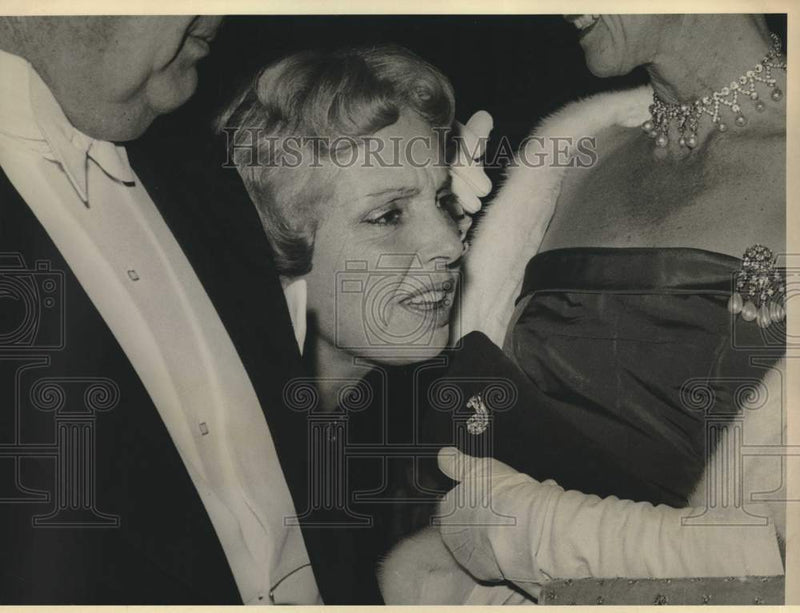 Load image into Gallery viewer, 1960 Press Photo Mrs. John Hodge, wife of Spain's Ambassador-hides at reception.
