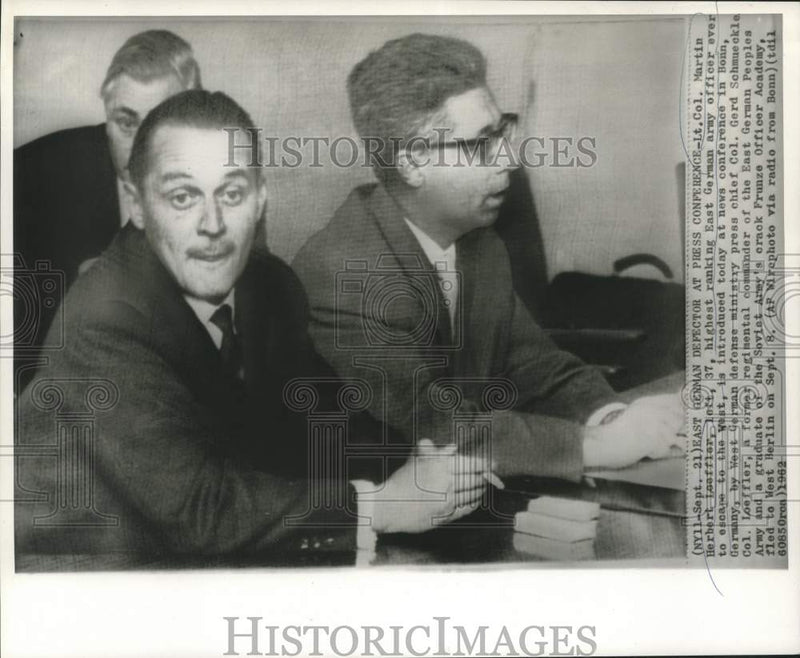 Load image into Gallery viewer, 1962 Press Photo Lt. Colonel Loeffler, East German defector at news conference
