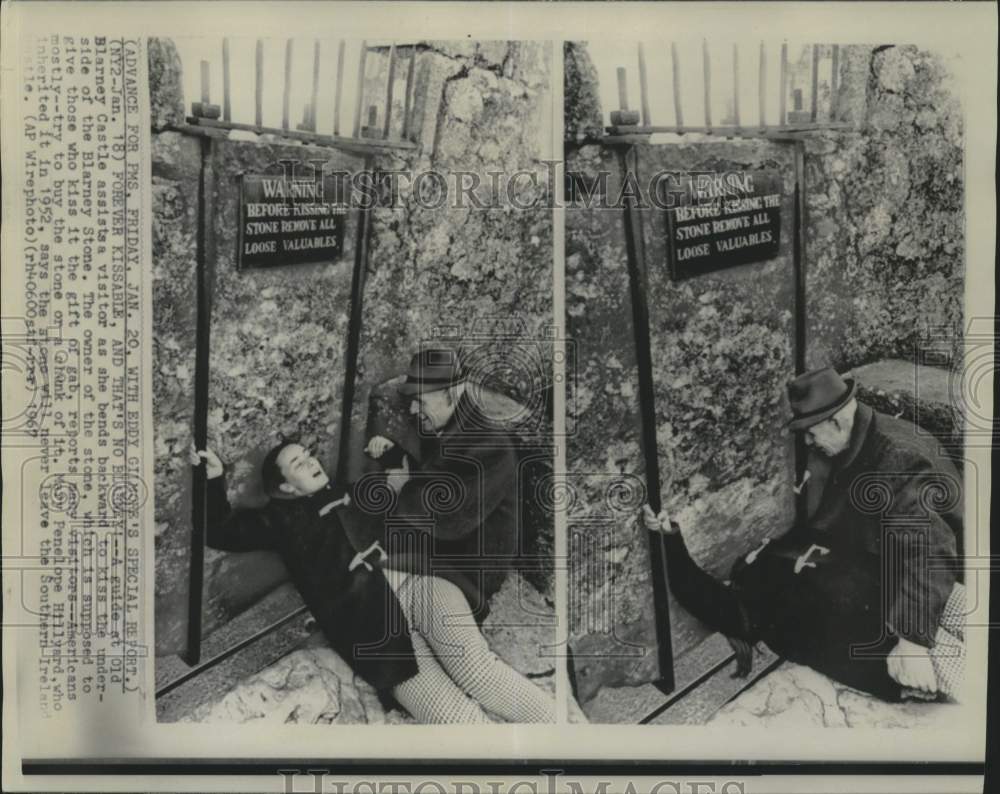 1967 Press Photo Blarney Castle guide assists visitor to kiss the Blarney Stone
