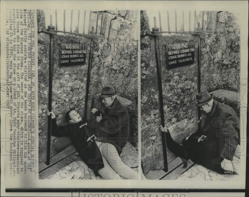 Load image into Gallery viewer, 1967 Press Photo Blarney Castle guide assists visitor to kiss the Blarney Stone
