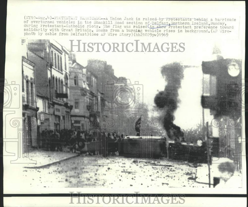 Load image into Gallery viewer, 1969 Press Photo Barricaded Belfast Protestants raise Union Jack during riots
