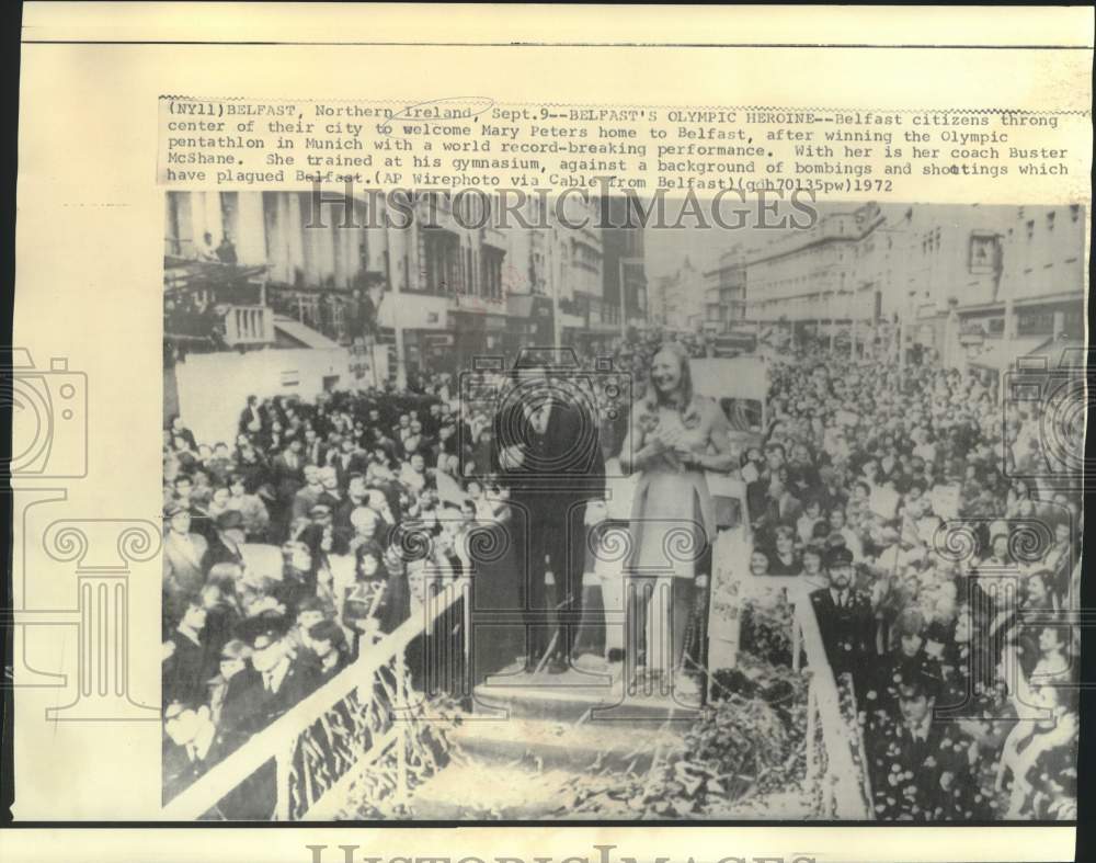 1972 Press Photo Belfast citizens welcome Olympic heroine Mary Peters and coach