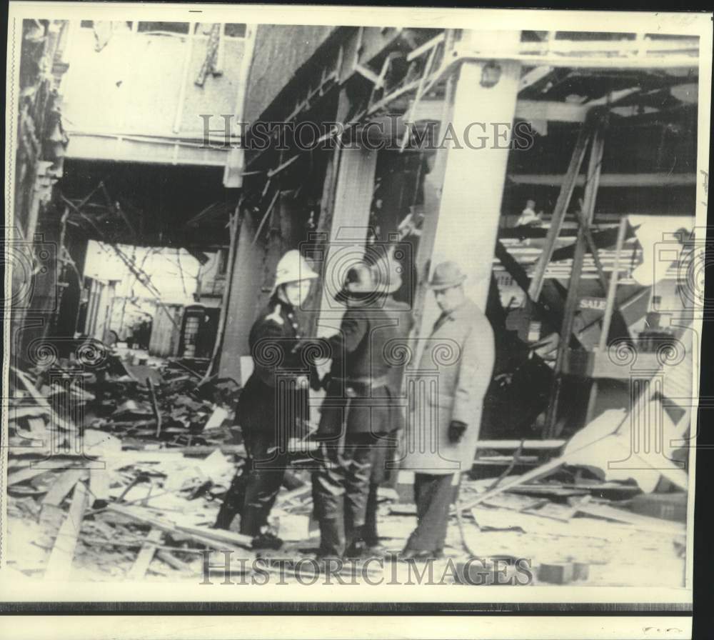 1972 Press Photo Firemen and officials at bombed British Home Stores Building