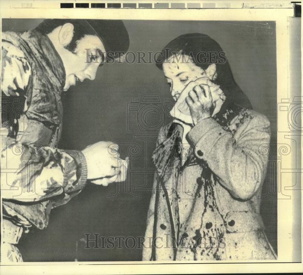 1973 Press Photo Sgt. Turford gives treatment to bombing victim in Belfast